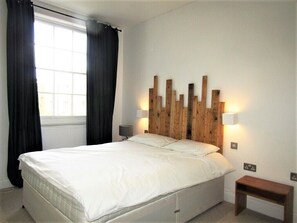 City Triple Room | Iron/ironing board, free WiFi, bed sheets - Large Private Double En-suite - 5 (London)