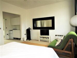 City Triple Room | Iron/ironing board, free WiFi, bed sheets