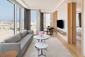 Minibar, caja de seguridad en la habitación y decoración personalizada