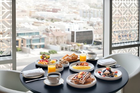 Opções para refeição no quarto. Crowne Plaza Jeddah Al Salam by IHG