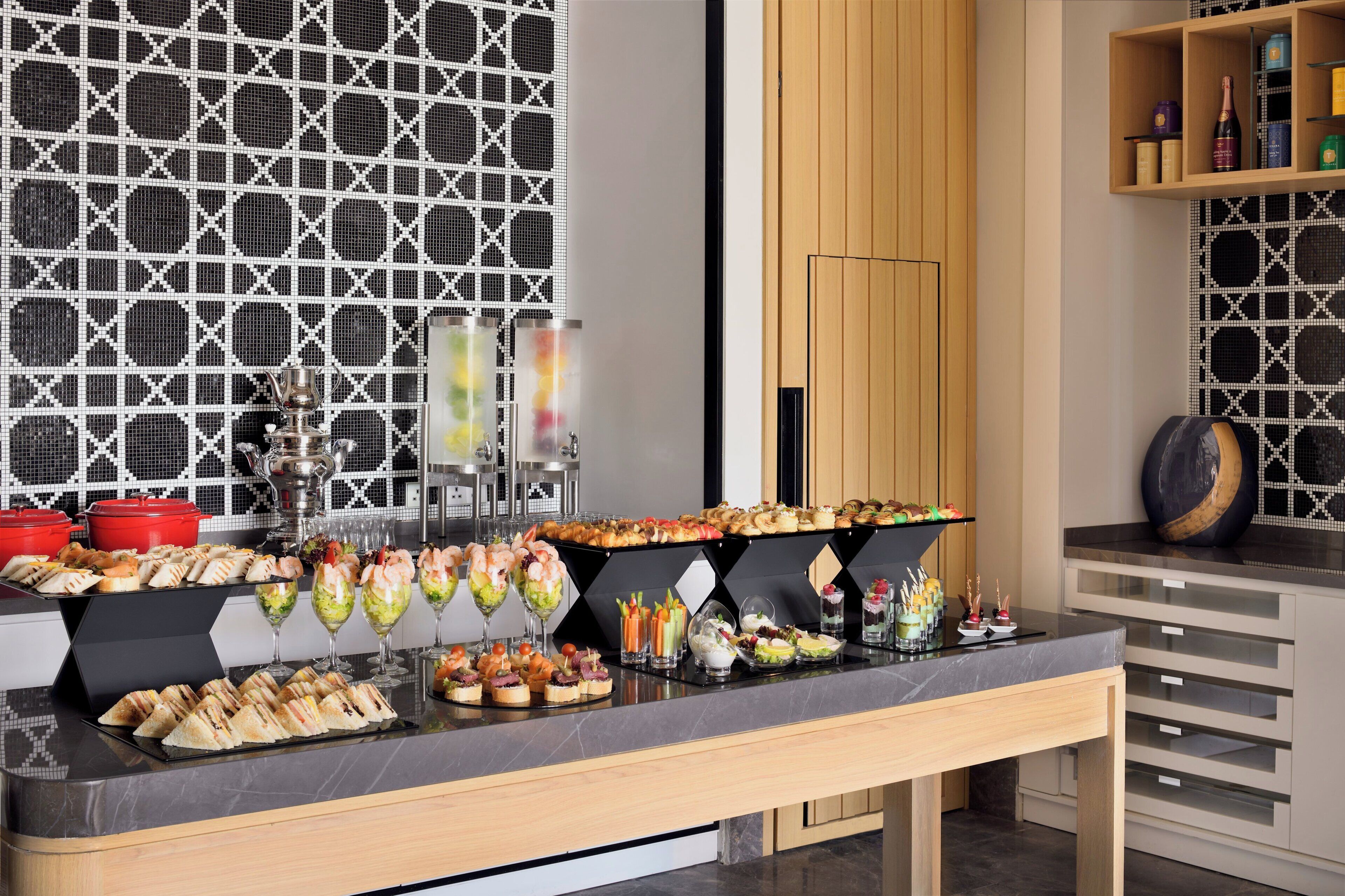 Een buffet met verschillende gerechten en drankjes.