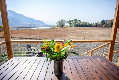 Evergreen Lane Getaway · River Views and Front Porch Sitting in Paradise