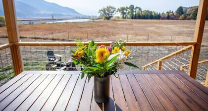 Evergreen Lane Getaway · River Views and Front Porch Sitting in Paradise