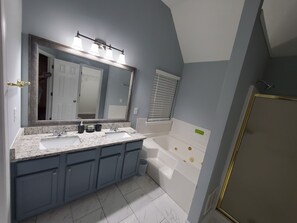 Ensemble douche/baignoire, baignoire à jets, serviettes fournies