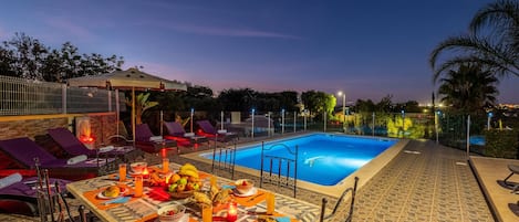 Utomhuspool, uppvÀrmd pool och solstolar