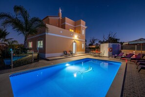 Piscina all'aperto, una piscina riscaldata, lettini