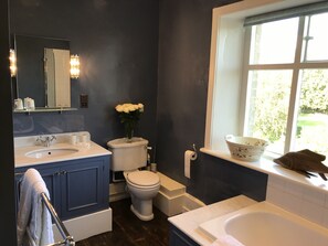 Badewanne, Haartrockner, Handtücher, Seife