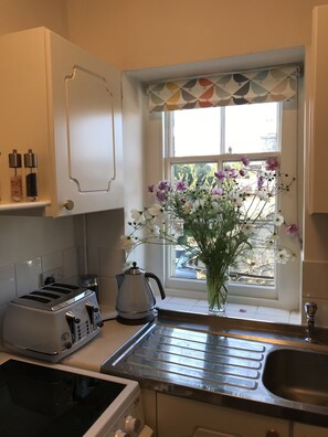Fridge, microwave, oven, stovetop - Spacious and elegant apartment in country house only 5min to Bicester Village (Middleton Stoney)