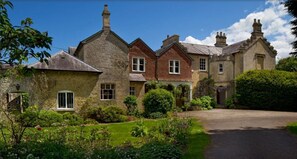 Exterior - Spacious and elegant apartment in country house only 5min to Bicester Village (Middleton Stoney)