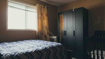 3 bedrooms, desk, WiFi