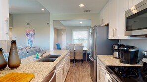 Jääkaappi, mikroaaltouuni, uuni, liesi