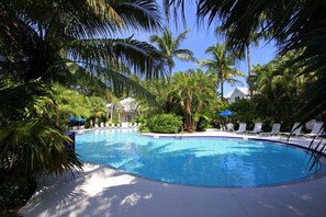 Piscina all'aperto, una piscina riscaldata