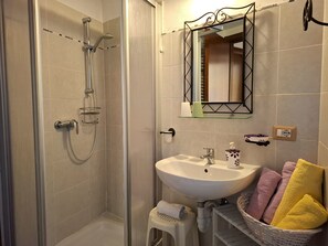 Shower, hair dryer, bidet, towels - Apartment in an old barn, private garden overlooking the village (Plesio)