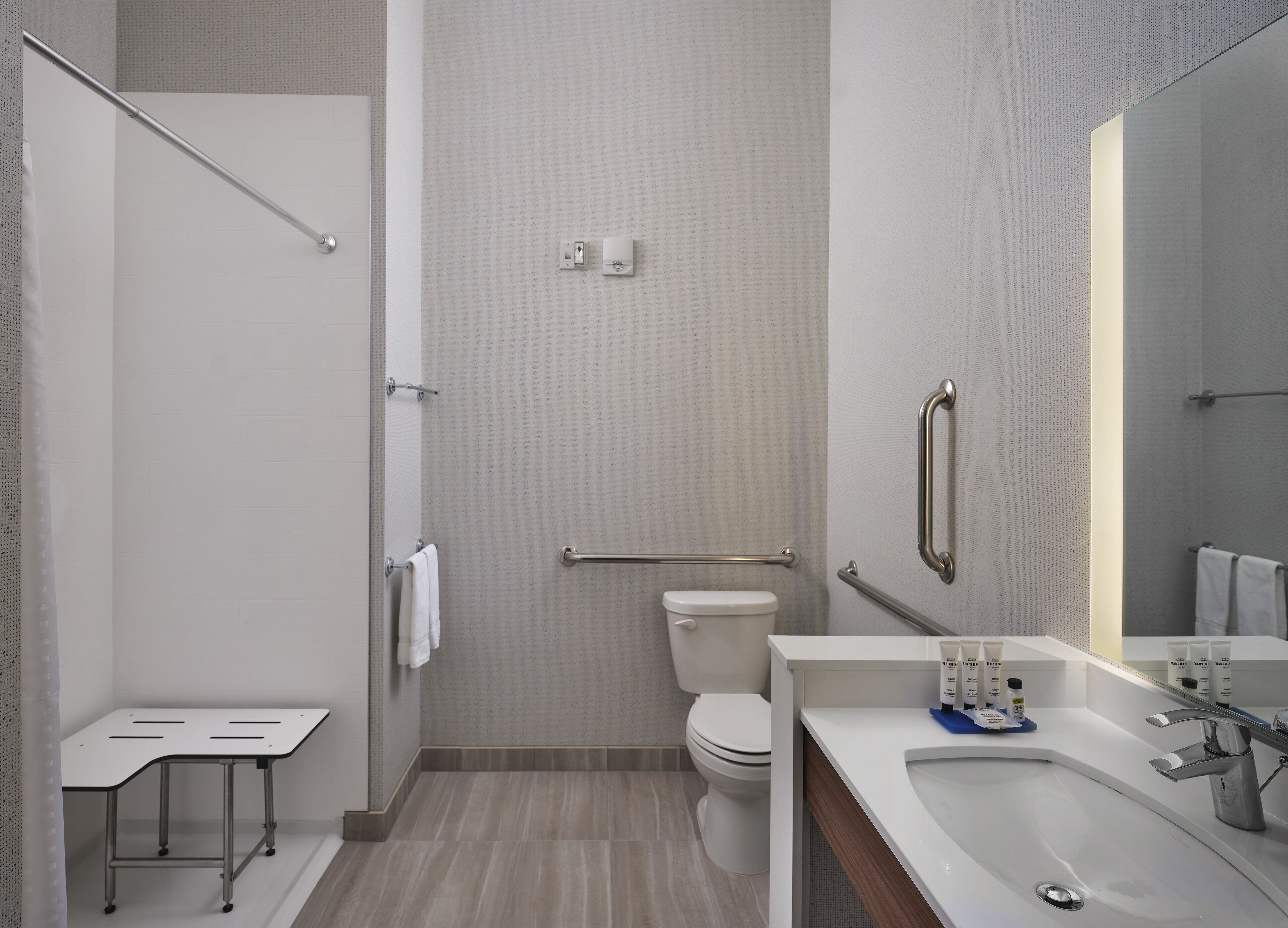 Un baño moderno con ducha, inodoro y lavabo.