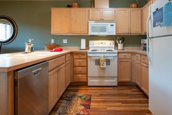 Fridge, microwave, oven, stovetop - Icicle Ridge Suite - Steps away from adventure- Pet Friendly (Leavenworth)