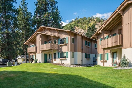 Icicle Ridge Suite - Steps away from adventure- Pet Friendly