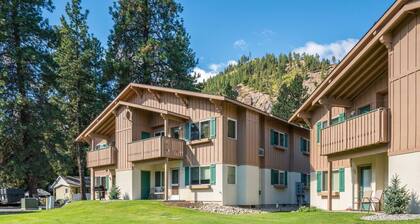 Icicle Ridge Suite - Steps away from adventure- Pet Friendly
