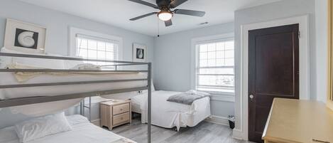 2 chambres, bureau, fer et planche à repasser, lit parapluie