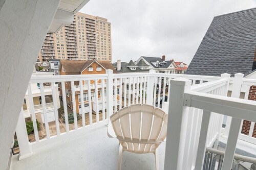 Patio w/ Ocean Views★Beach Block★ Parking★