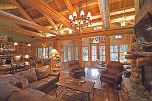 TV a schermo piatto, caminetto, lettore DVD, impianto stereo