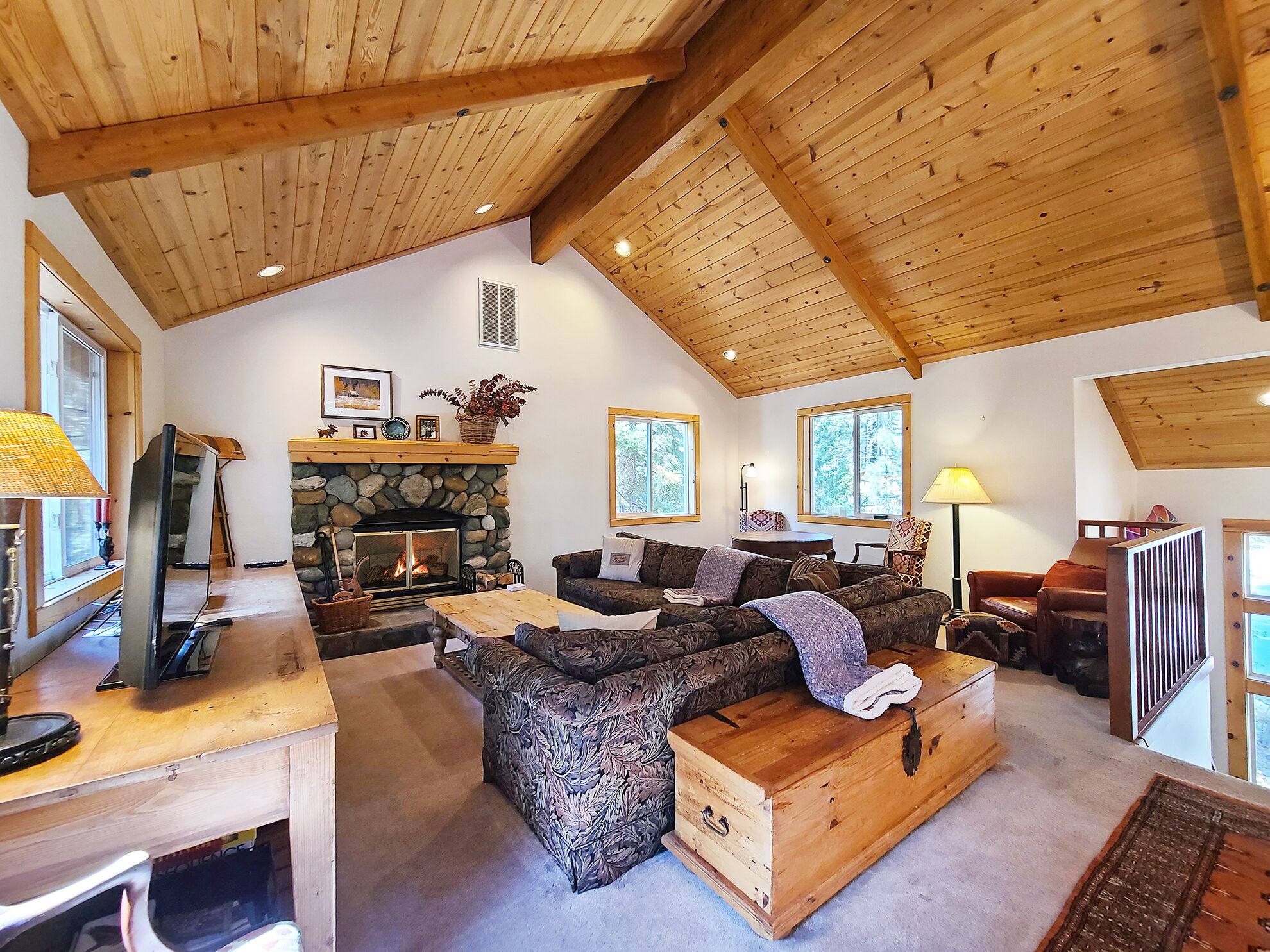 ROSEMOR - 3 bedroom, 2 bath, fenced in back yard! Walk to Lake!