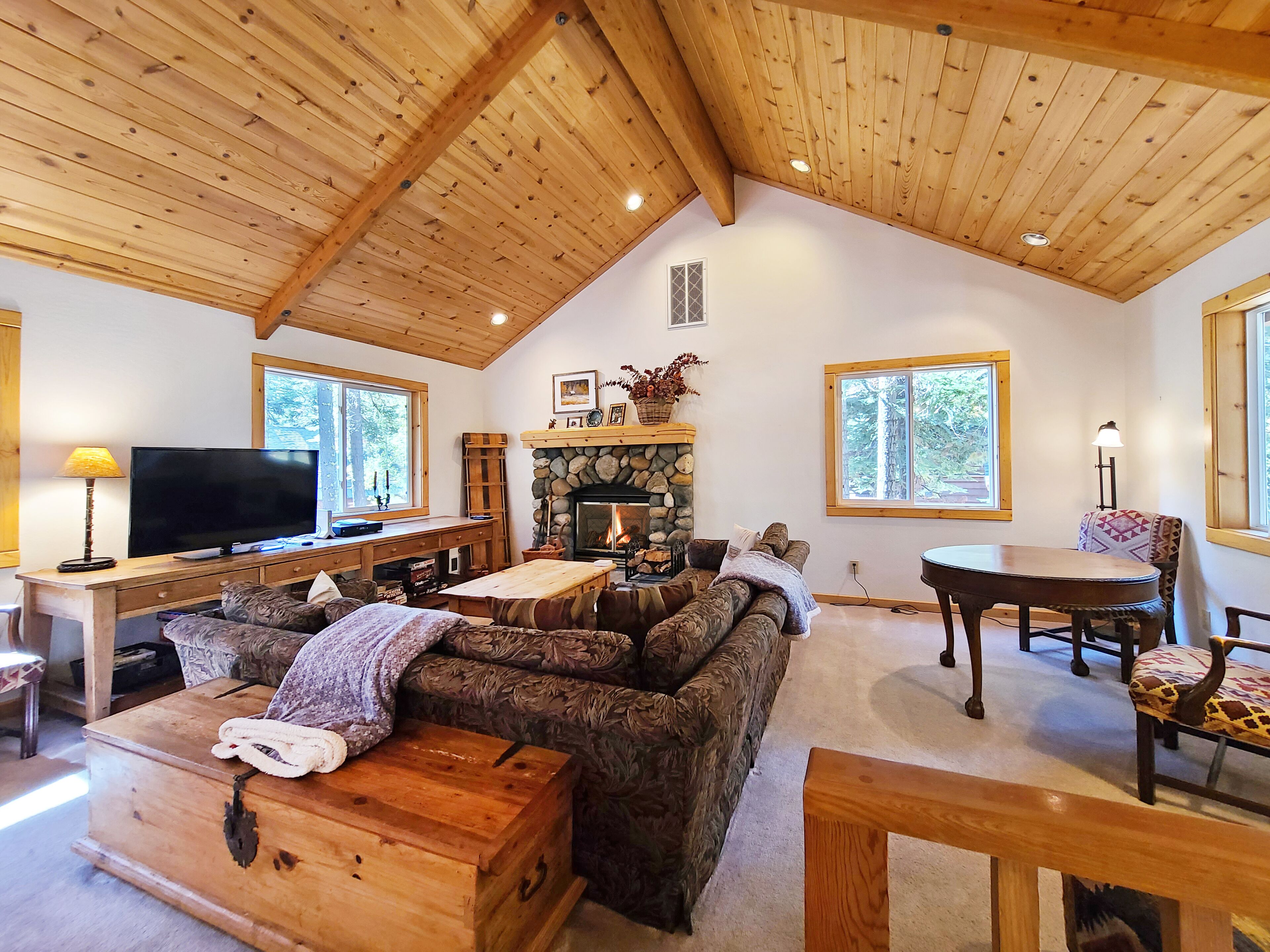 ROSEMOR - 3 bedroom, 2 bath, fenced in back yard! Walk to Lake!