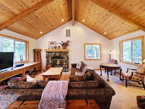 TV, caminetto, lettore DVD, libri