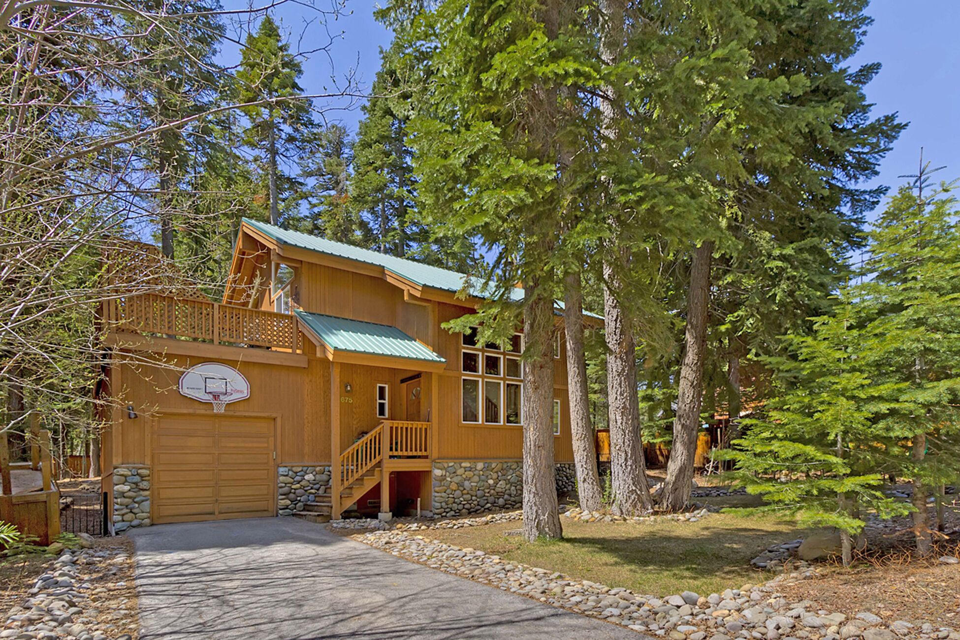 ROSEMOR - 3 bedroom, 2 bath, fenced in back yard! Walk to Lake!