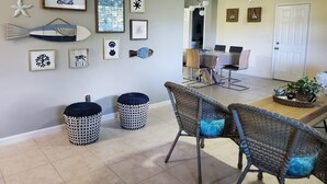 Un espace repas comprenant une table, des chaises et un ventilateur de plafond.