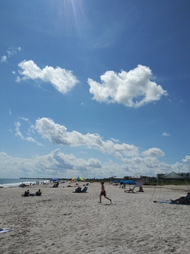 VeroHouse: 3BR 2BA, pet friendly, beautiful fenced back yard, quiet neighborhood