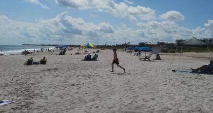 VeroHouse: 3BR 2BA, pet friendly, beautiful fenced back yard, quiet neighborhood