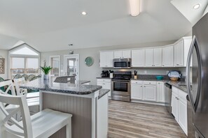 Kjøleskap, mikrobølgeovn, ovn og kokeplater