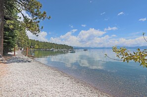 Una spiaggia nelle vicinanze