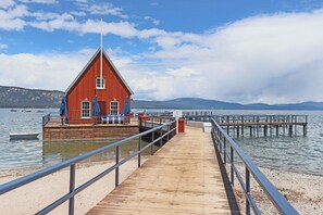 Una spiaggia nelle vicinanze
