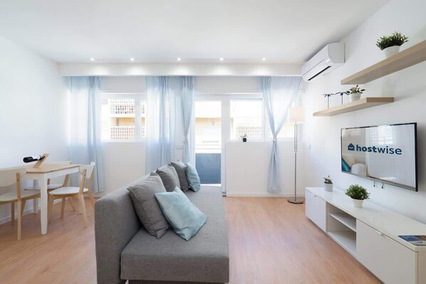 Televisión y oficina 