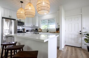 Fridge, microwave, oven, stovetop - Paradise Adventure Getaway - newly remodeled (Hauula)