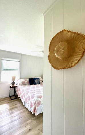 3 chambres, fer et planche à repasser, lit de bébé portatif