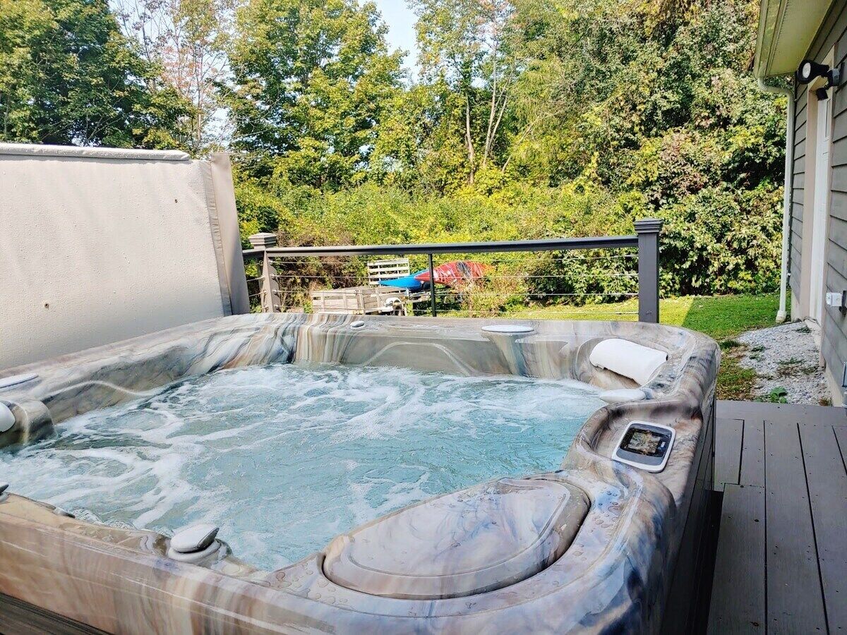 Mountain View Retreat w/ Hot Tub by Evergreen Home