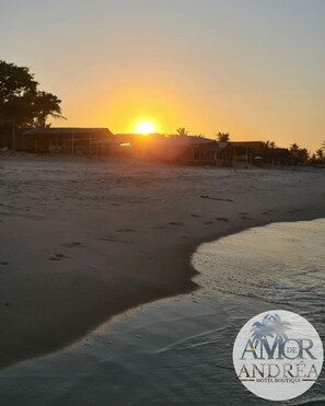 Una playa cerca, sillas reclinables de playa, toallas de playa