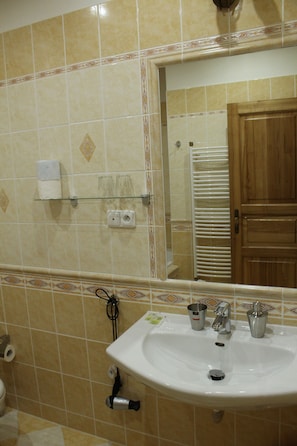 Haartrockner, Handtücher, Seife, Shampoo