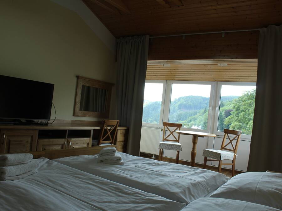 Kamar Deluks, jet tub | Ruang kerja ramah laptop, Wi-Fi gratis, dan seprai linen