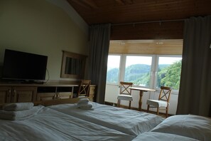 Deluxe Room, Jetted Tub | Laptop workspace, free WiFi, bed sheets - Hotel Orix (Jachymov)
