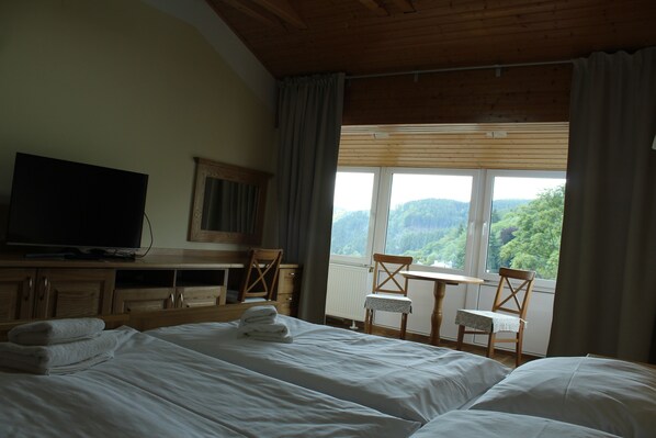 Deluxe-Zimmer, Whirlpool | Laptopgeeigneter Arbeitsplatz, kostenloses WLAN, Bettwäsche