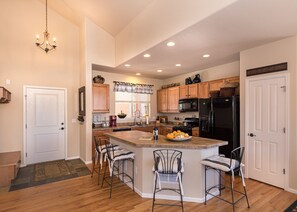 冷蔵庫、電子レンジ、オーブン、コンロ