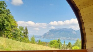 Une cabane en bois où une personne reçoit un massage.
