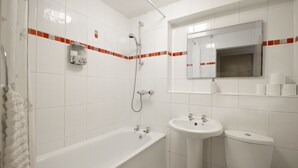 A bathroom with a bathtub, sink, and toilet. - Liverpool Stays - City Centre Rooms (Liverpool)
