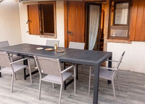Outdoor dining - Homerez - Chalet in Giffaumont-Champaubert (Giffaumont-Champaubert)