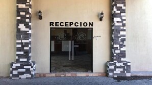 A hotel reception with a sign reading "RECEPCION" and "HOTEL HACIENDA EL CEBORUCO".