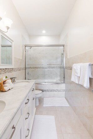 Combined shower/bathtub, hair dryer, towels, soap