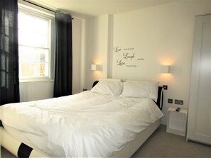 City Double Room | Premium bedding, individually decorated, individually furnished - En-suite Room Kings Cross - 7 (London)